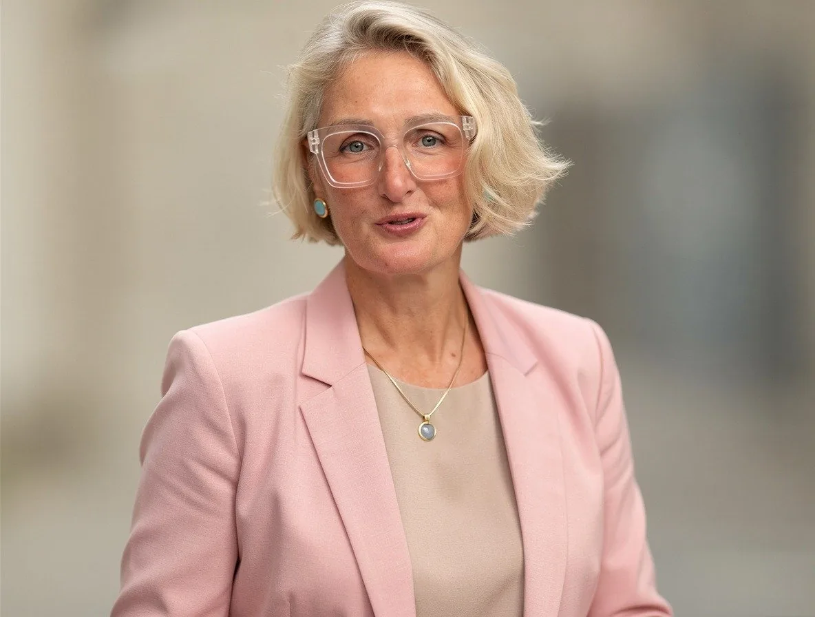 Kirsten Peter im rosa Blazer