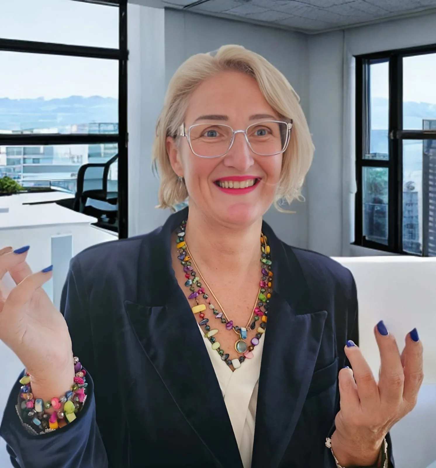 Kirsten Peter im Sparring, erklärt mit beiden Händen