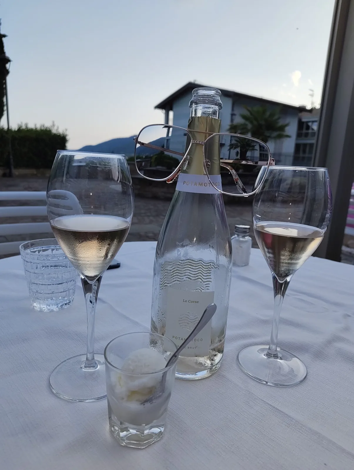 Gedeckter Tisch mit Franciacorta am Abend über dem See