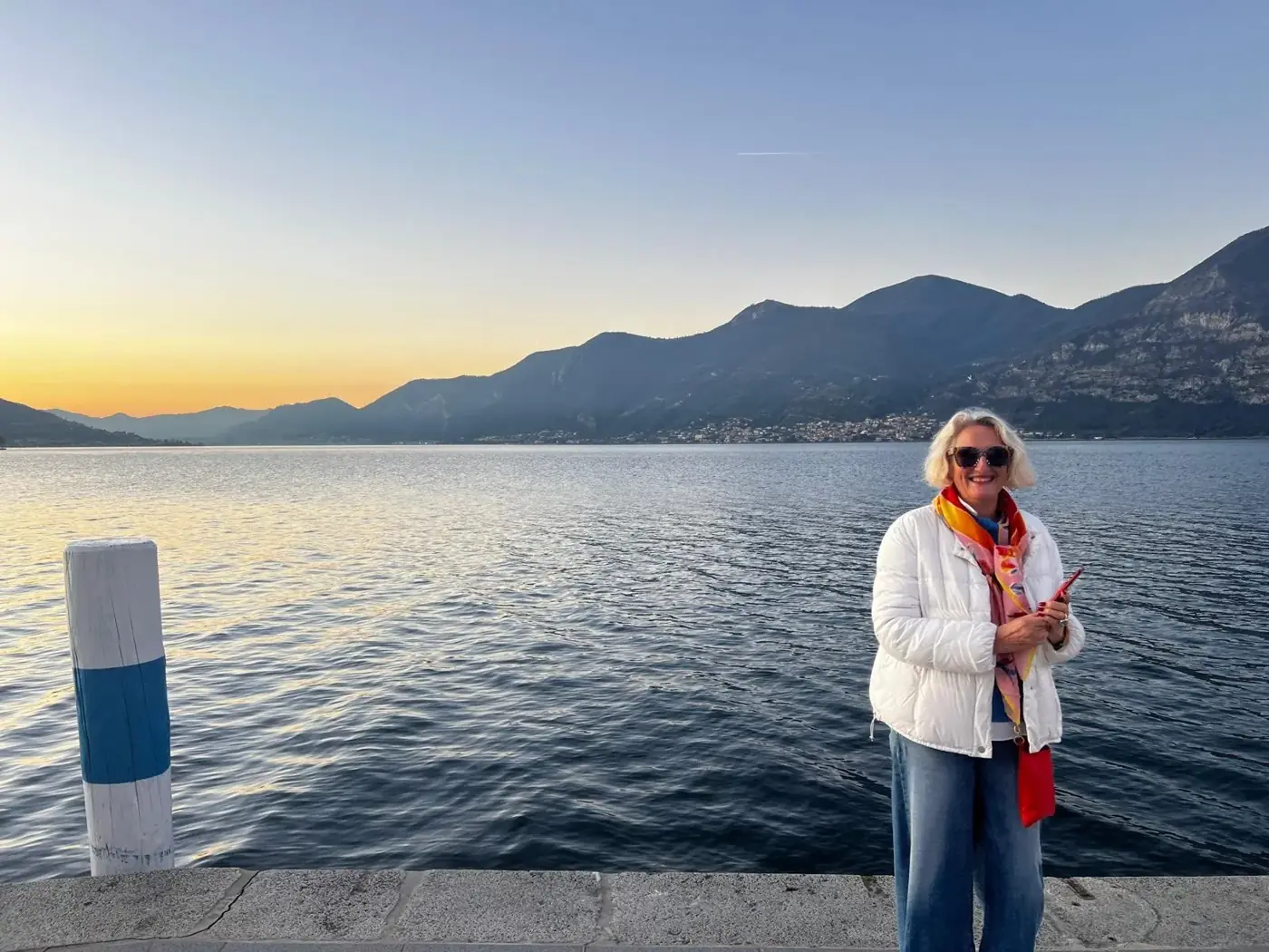 Kirsten Peter am Ufer des Lago d'Iseo im Abendlicht
