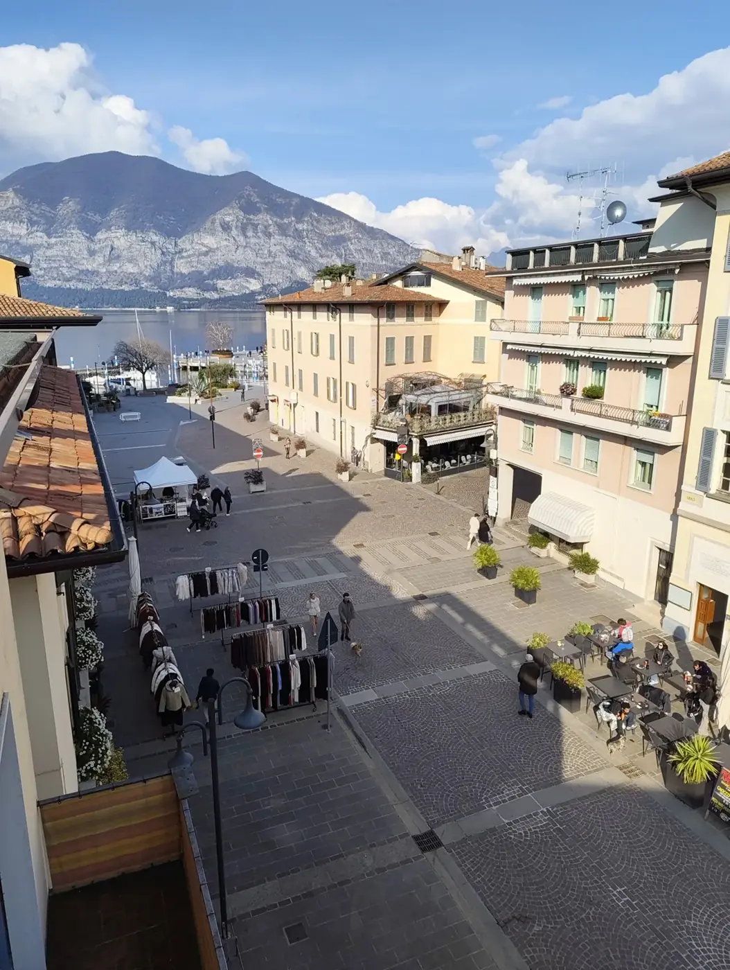 Blick über die Uferpromenade von Iseo auf See und Berge