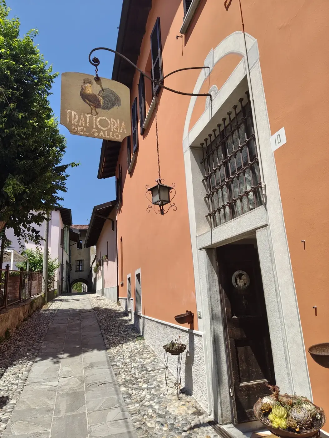 Gasse mit Trattoria in einem italienischen Ort