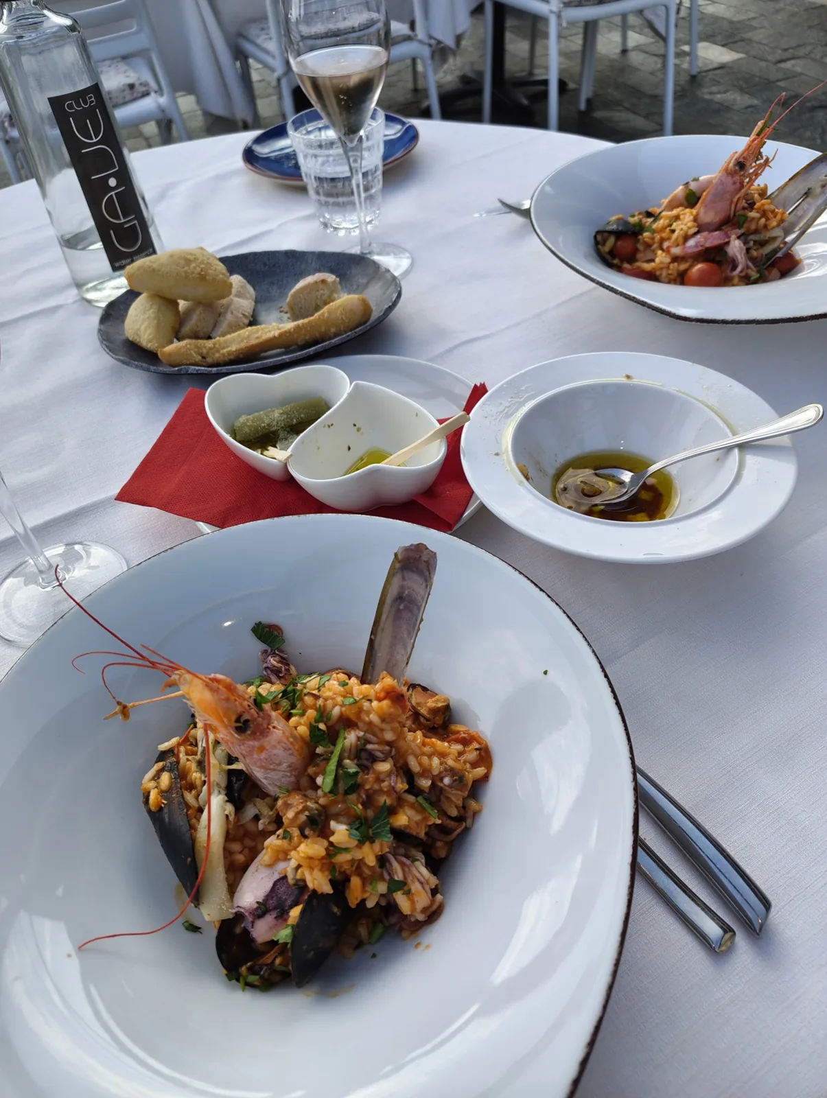 Gedeckter Tisch mit italienischen Gerichten zum Teilen