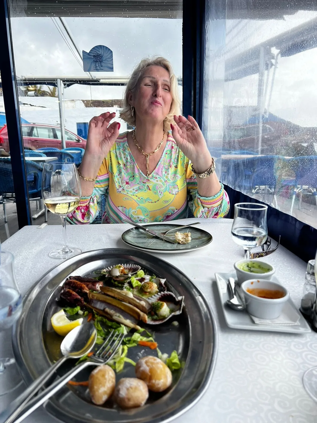 Kirsten Peter beim Essen mit Blick auf den See