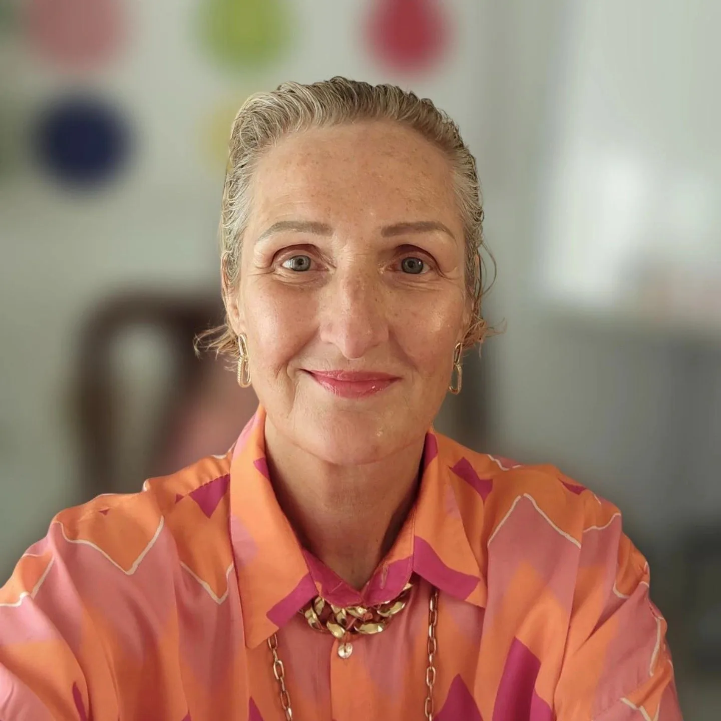 Kirsten Peter in einer orangefarbenen Bluse